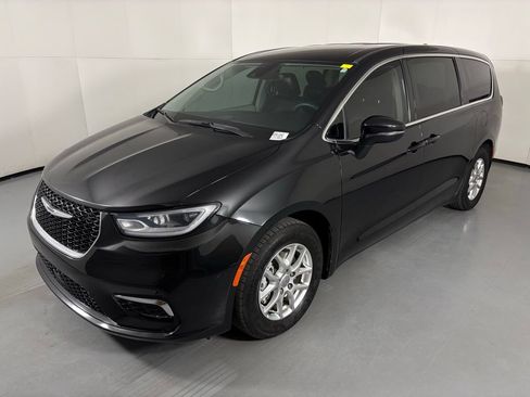 Used 2023 Chrysler Pacifica Touring-L FWD image 4