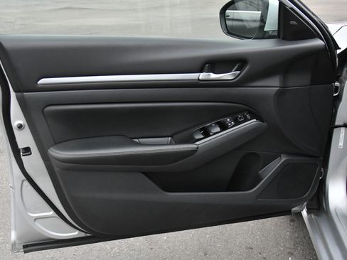 Used 2023 Nissan Altima 2.5 SV image 13