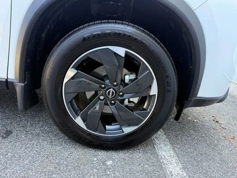 Used 2024 Nissan Rogue SV w/ SV Premium Package image 14