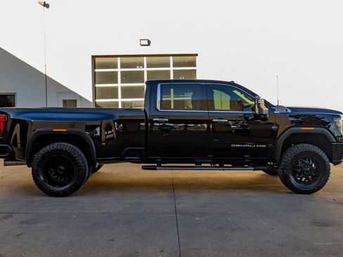 Used 2023 GMC Sierra 3500 Denali image 11