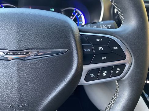 Used 2024 Chrysler Pacifica Limited FWD image 20