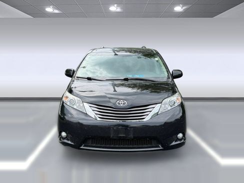Used 2016 Toyota Sienna XLE w/ XLE Navigation Package FWD image 4