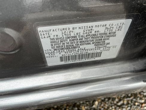 Used 2025 Nissan Versa SV image 9