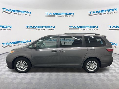 Used 2016 Toyota Sienna L image 2