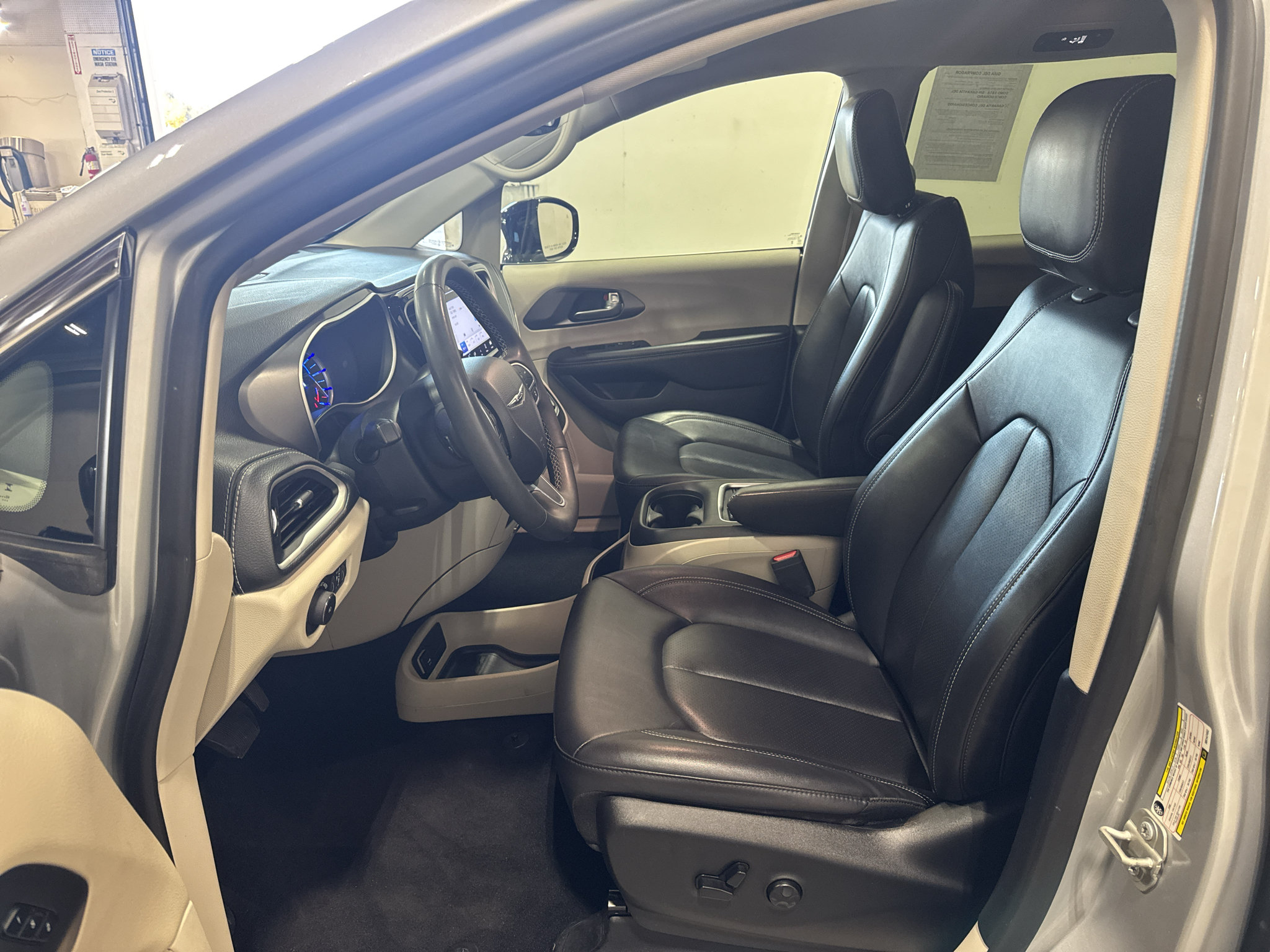 Used 2024 Chrysler Pacifica Limited FWD image 26