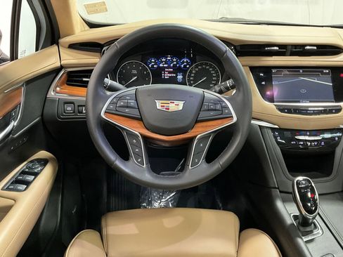 Used 2017 Cadillac XT5 Platinum w/ Driver Assist Package image 6