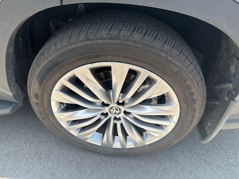 Certified 2025 Toyota Highlander Platinum AWD/4WD image 5