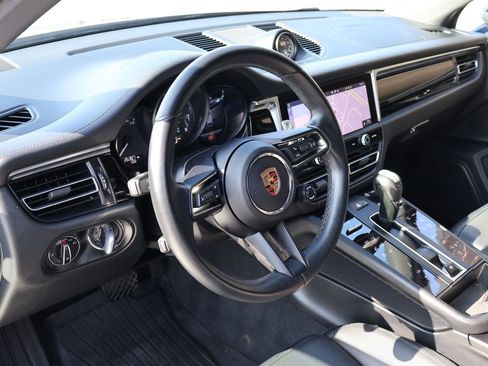 Certified 2024 Porsche Macan image 4
