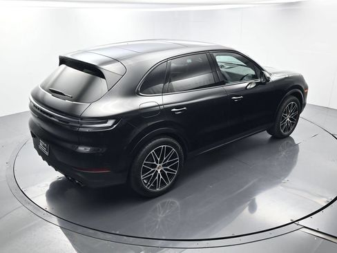 Certified 2025 Porsche Cayenne AWD/4WD image 40