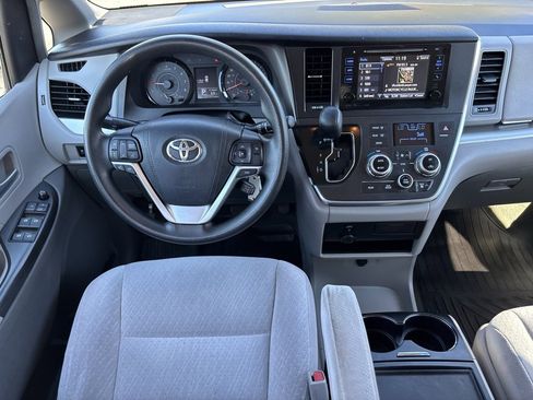 Used 2017 Toyota Sienna LE image 25
