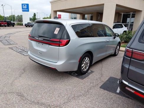 Used 2024 Chrysler Pacifica Touring-L FWD image 2