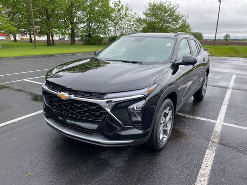 New 2026 Chevrolet Trax LT w/ LT Convenience Package FWD image 3