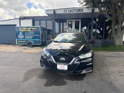 Used 2020 Nissan Versa SV image 1