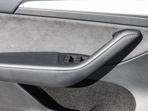 Used 2023 Tesla Model Y Long Range AWD/4WD image 19