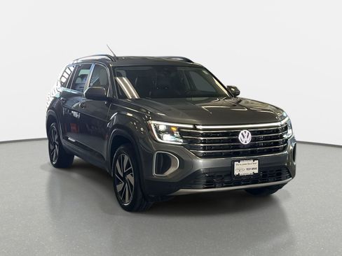 Certified 2025 Volkswagen Atlas SE image 3