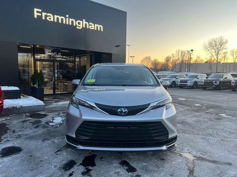 Used 2024 Toyota Sienna LE image 2