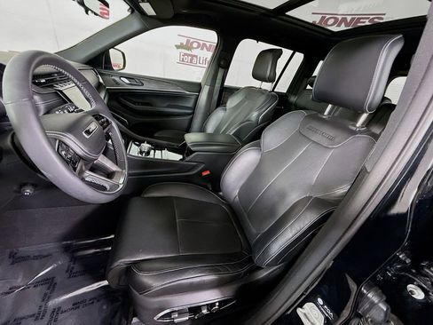 Used 2023 Jeep Grand Cherokee Overland w/ Luxury Tech Group IV image 28