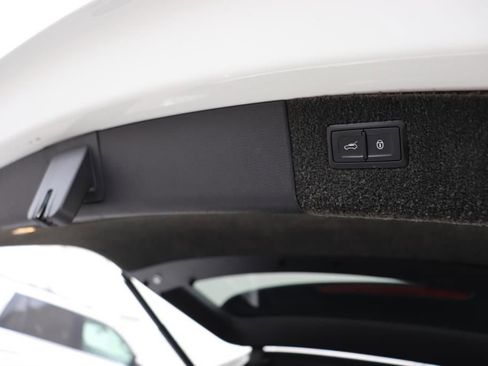 Used 2017 Bentley Bentayga image 30