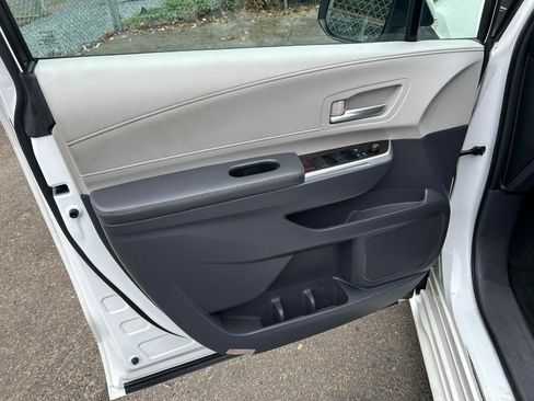 Used 2021 Toyota Sienna XLE AWD/4WD image 9