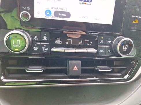Used 2023 Toyota Highlander LE FWD image 26