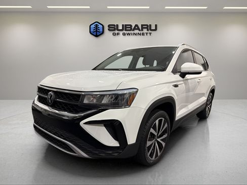 Used 2023 Volkswagen Taos SE w/ Panoramic Sunroof Package FWD image 1