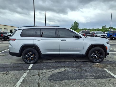 Used 2023 Jeep Grand Cherokee L Limited w/ Black Appearance Package AWD/4WD image 8