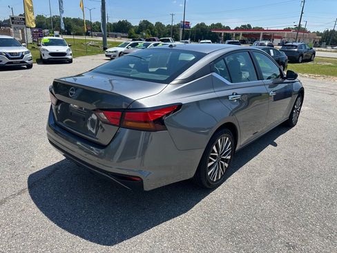 Used 2025 Nissan Altima 2.5 SV FWD image 5