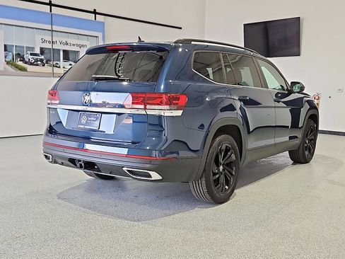 Used 2023 Volkswagen Atlas SE w/ Panoramic Sunroof Package image 3
