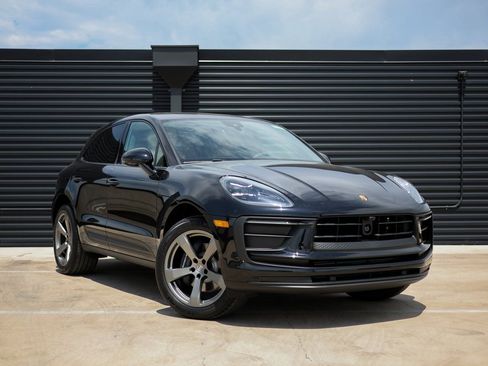 Certified 2025 Porsche Macan image 9
