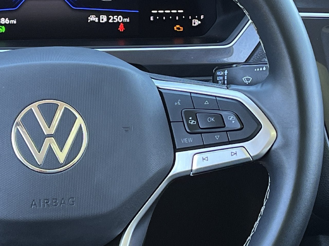 Used 2024 Volkswagen Tiguan SE w/ Panoramic Sunroof Package FWD image 14