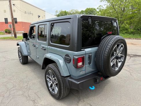 Used 2024 Jeep Wrangler Unlimited w/ Technology Group AWD/4WD image 3