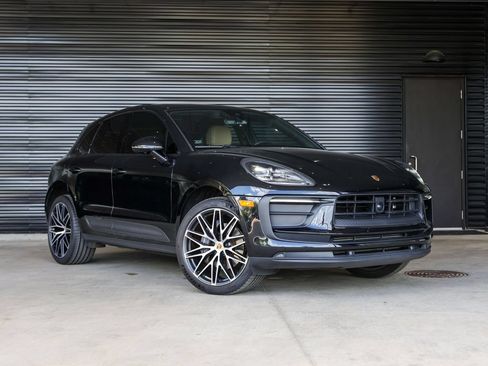 Certified 2023 Porsche Macan AWD/4WD image 9