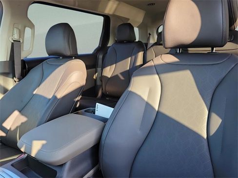 New 2026 Kia Carnival LXS image 8