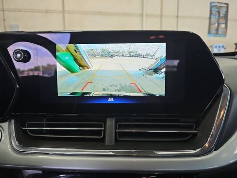 Used 2025 Chevrolet Trax LT w/ LT Convenience Package FWD image 31