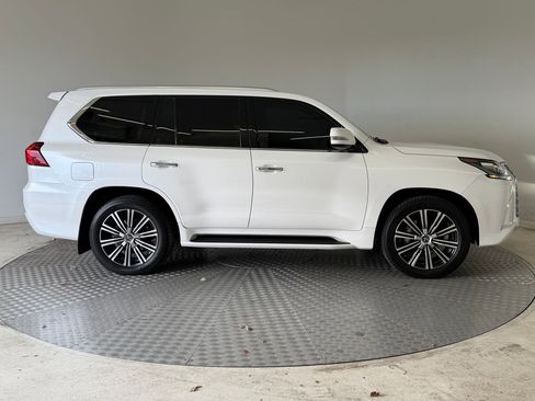 Used 2020 Lexus LX 570 4WD w/ Luxury Package image 8