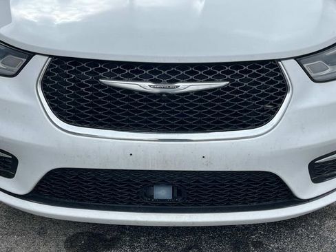 Certified 2022 Chrysler Pacifica Touring-L image 9