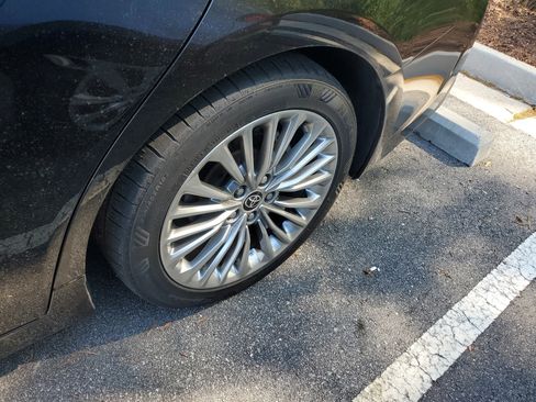 Used 2022 Toyota Avalon Limited image 7