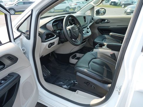 Used 2023 Chrysler Pacifica Touring-L FWD image 13