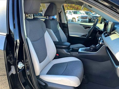 Used 2022 Toyota RAV4 XLE image 11