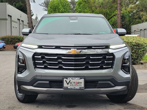 Used 2025 Chevrolet Equinox LT AWD/4WD image 2