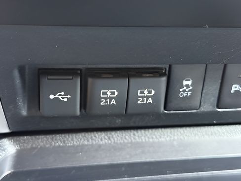 Used 2020 Toyota Tundra SR5 w/ SR5 Convenience Package AWD/4WD image 11