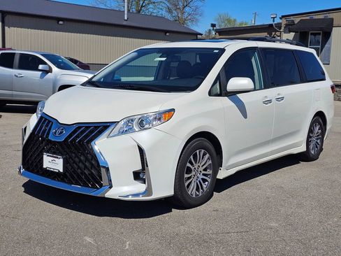 Used 2019 Toyota Sienna XLE w/ XLE Navigation Package FWD image 4