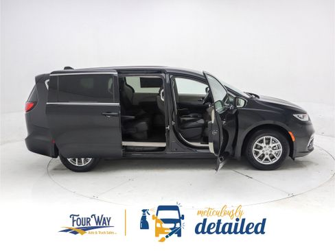 Used 2023 Chrysler Pacifica Touring-L FWD image 2