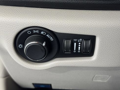 Used 2022 Chrysler Voyager LX FWD image 15