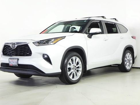Used 2023 Toyota Highlander Limited FWD image 2