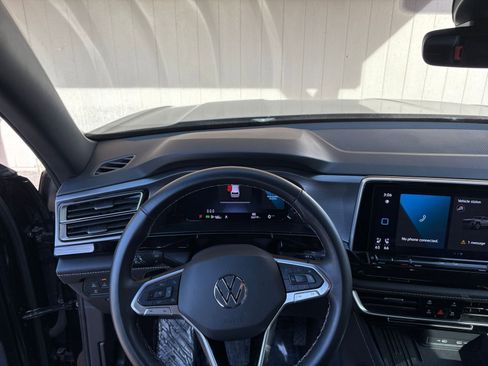 Used 2025 Volkswagen Atlas Cross Sport SE image 36