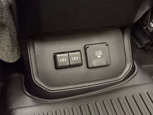 Used 2024 Toyota Highlander Platinum FWD image 40