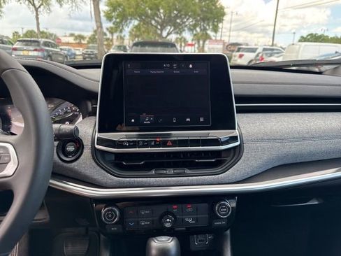 Used 2025 Jeep Compass Latitude image 26