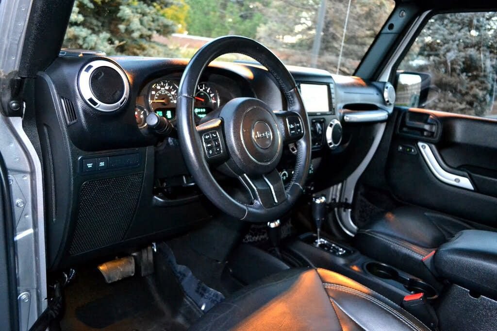 Used 2015 Jeep Wrangler Unlimited Rubicon w/ Dual Top Group AWD/4WD image 17