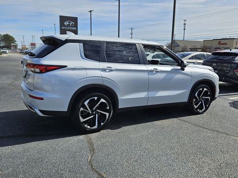 Used 2024 Mitsubishi Outlander SE image 14